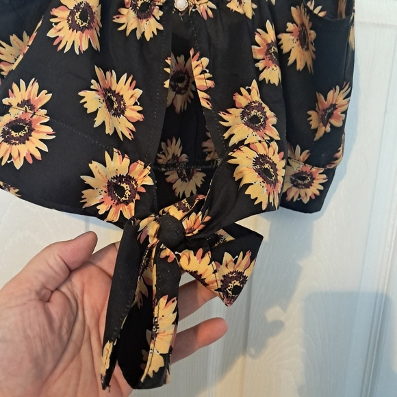 💰Sunflower Print Black Crop Top - Picture 4 of 7